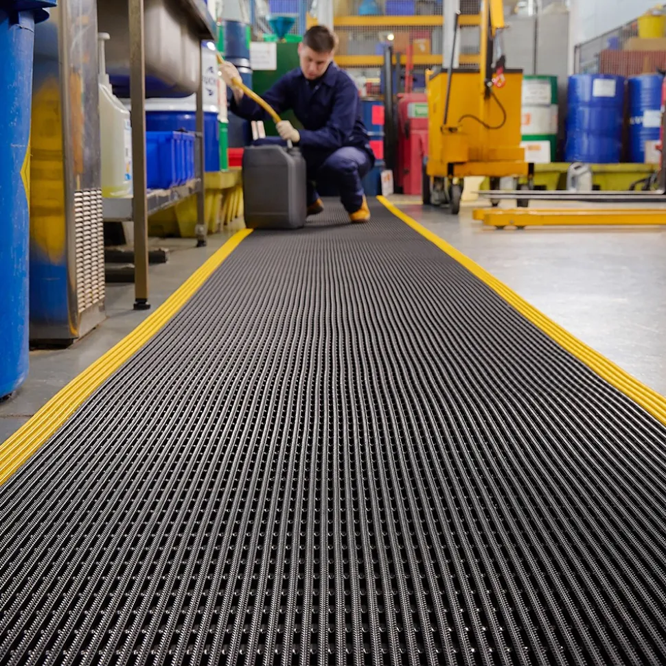 Vynagrip Plus Heavy Duty Industrial Matting 4 x 33 ft Roll